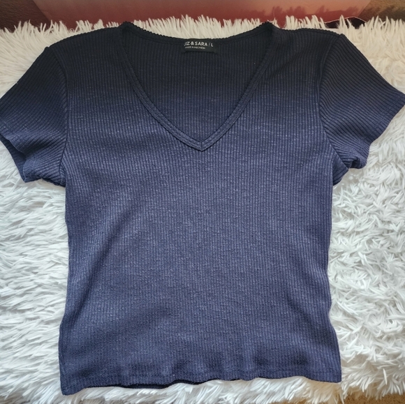 ♠️10/$10♠️ V-Neck Ribbed Knit Crop Top - Picture 2 of 5